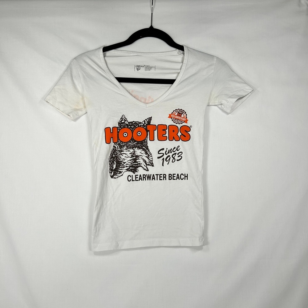 Vintage Hooters Clearwater Beach 40th Anniversary V-Neck Graphic T-Shirt – XS